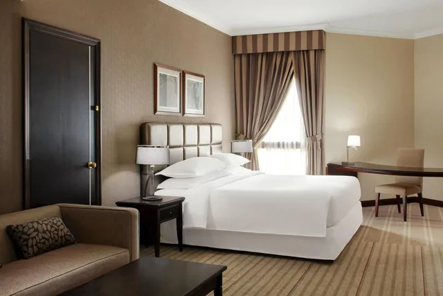جناح جونيور بغرفة نوم واحدة مع دخول صالة النادي، فندق وأبراج شيراتون الرياض(Sheraton Riyadh Hotel And Towers) 1/5