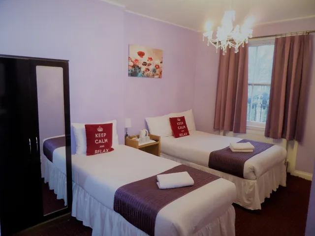 غرفة قياسية ثلاثية بسرير كوين وسرير فردي، Lancaster Court Hotel 1/2