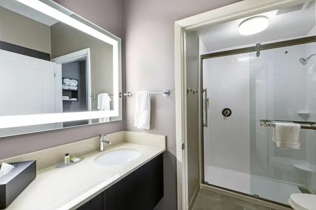 جناح بسرير كينج بغرفة نوم واحدة مع أريكة، Staybridge Suites Iah Airport East 3/3