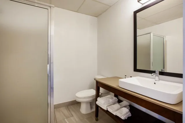 غرفة بسرير كوين، Days Inn & Suites by Wyndham Rochester Hills MI 3/4