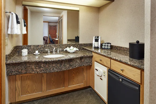 غرفة قياسية بسرير كينج مع أريكة، Cavalier Oceanfront Resort 5/6
