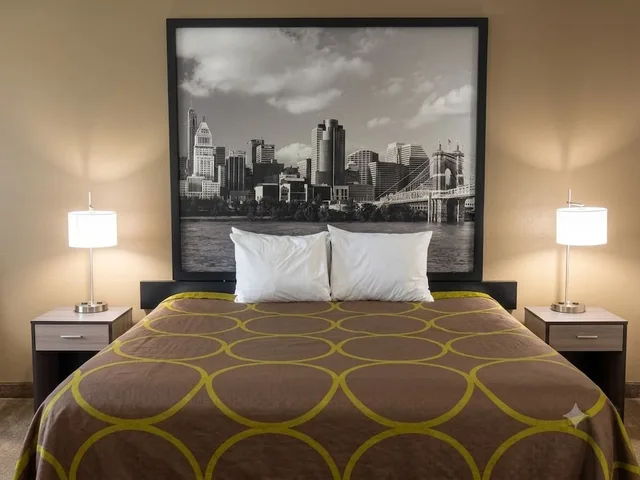 غرفة بسرير كينج للمدخنين، Super 8 by Wyndham Harrison OH 5/8