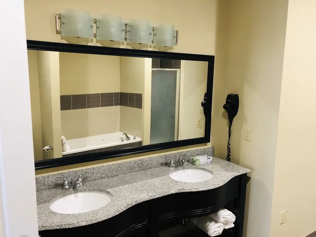 جناح رئاسي بسرير كينج بغرفة نوم واحدة، Wingate By Wyndham Lake Charles Casino Area 2/2