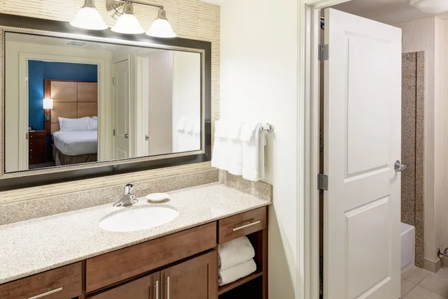 جناح بسرير كينج بغرفة نوم واحدة مع أريكة، Residence Inn by Marriott South Bend Mishawaka 3/4