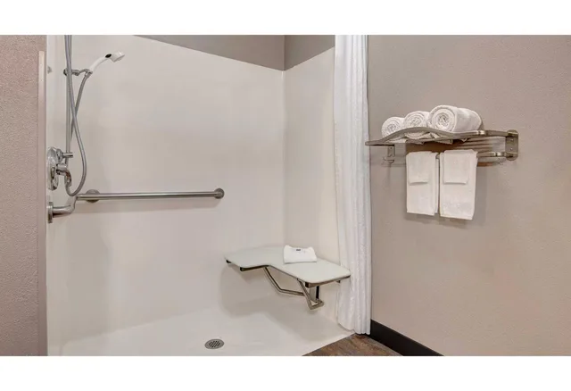 1 King Bed - Mobility Accessible Tub, Nsmk، Motel6 Gainesville, GA 5/5