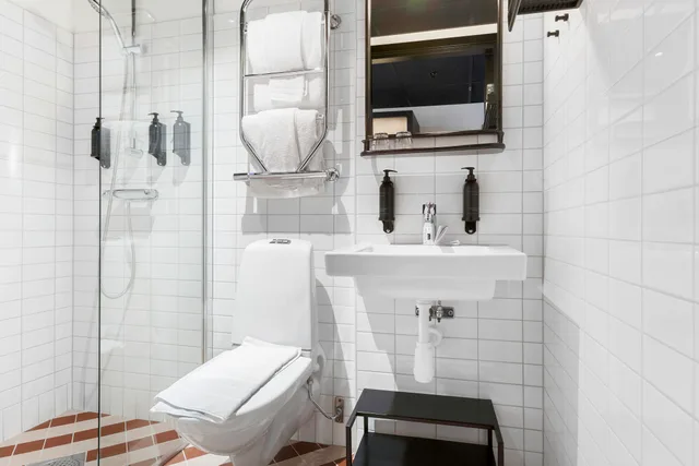 Room, Queen Bed, Hotel Gio, BW Signature Collection 4/4