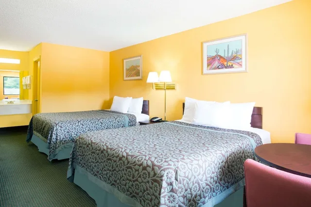 غرفة قياسية بسريرين كوين، Days Inn By Wyndham Camilla 1/3