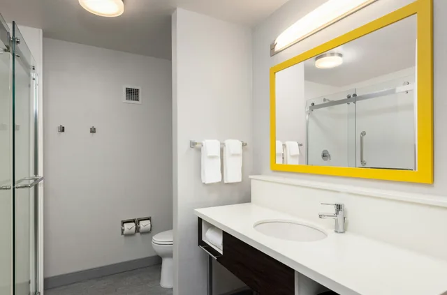 Room, King Bed, Hampton Inn Suites Manteca 6/8