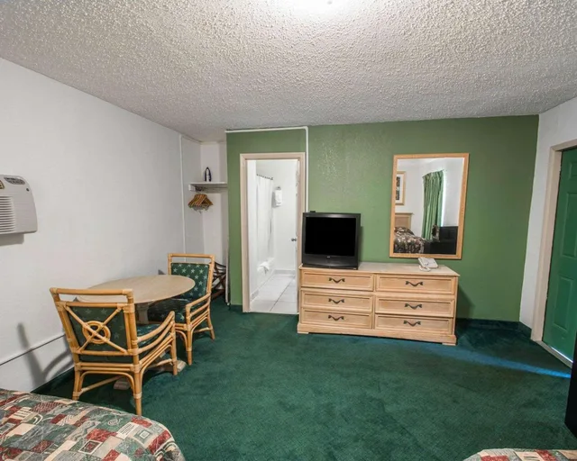 غرفة بسريرين مزدوجين لذوي الإعاقة، Rodeway Inn Fort Pierce US Highway 1 FL 4/4