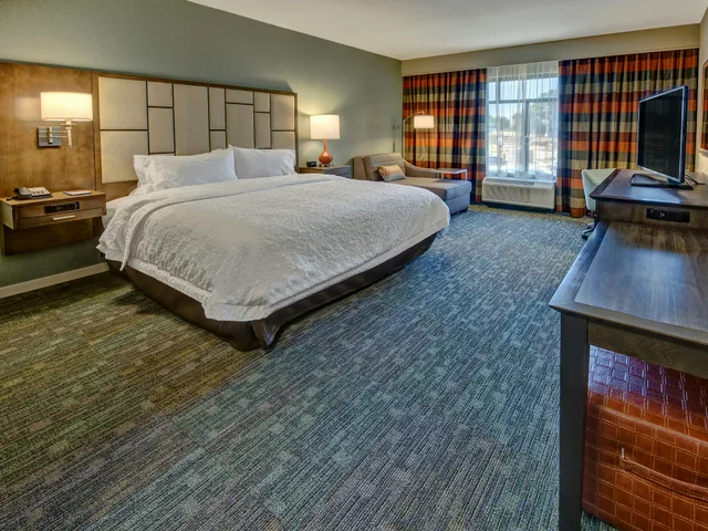 Room, King Bed, Accessible, Hampton Inn And Suites Memphis Germantown 2/5