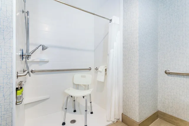 غرفة قياسية بسرير كينج لذوي الإعاقة، Holiday Inn Express Suites Niceville Eglin Area 4/5