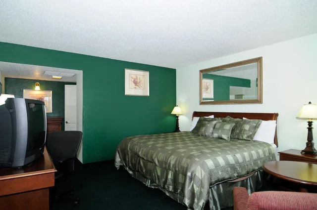 1 King Bed - Mobil Access Tub Nsmk Micfridg، Motel6 Harrisburg, PA – Near PA Expo Center 7/10