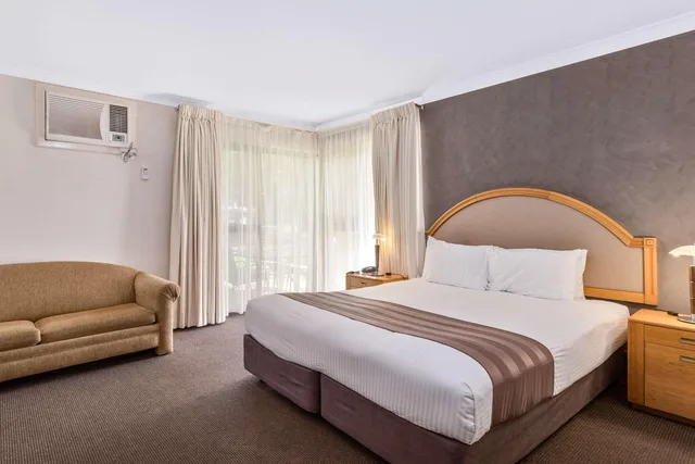 غرفة بسرير كينج وسريرين منفصلين، Quality Inn Dubbo International 4/5