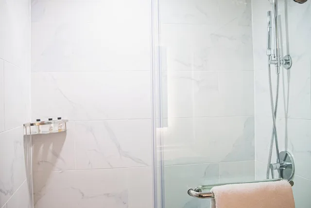 غرفة قياسية بسرير كينج، Delta Hotels Marriott Cincinnati Sharonville 4/4