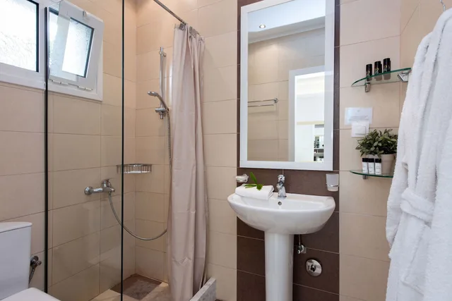 غرفة بسريرين منفصلين بإطلالة على الحديقة، Melina Bay Boutique Hotel 3/8