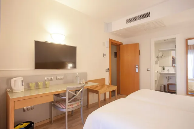 Standard, Twin Beds, Interior View, Hotel Artiem Capri 9/10