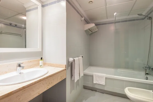 شقة بأربعة أسرّة بإطلالة على المسبح بغرفتي نوم مع أريكة، Inturotel Cala Azul Garden 2/2