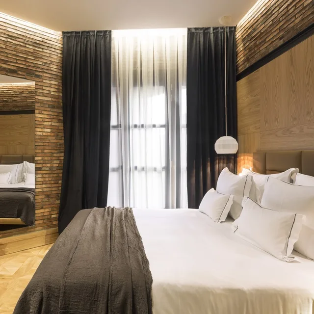 جناح، Monument Hotel 2/5