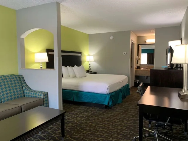 غرفة بسرير كينج مع أريكة، Best Western Inn Florence 3/4