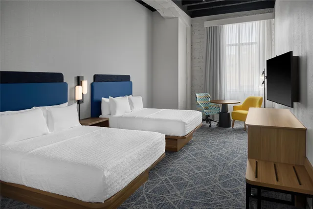 Room, 2 Queen Beds, Bath and Shower، Hampton Inn by Hilton Lincoln Downtown 1/2
