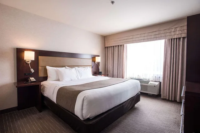 Room, Queen Bed, Quality Inn and Suites Val d Or, QC 3/9