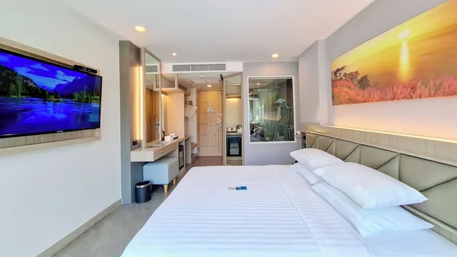 غرفة ديلوكس بسرير كينج بإطلالة على الجبل بشرفة، Clarian Hotel Beach Patong 2/10