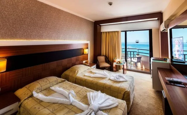 جناح ثلاثي بإطلالة على البحر بشرفة، Derici Hotel 1/2