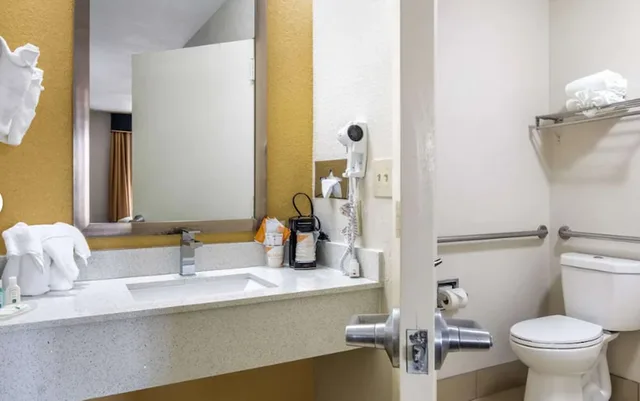 غرفة أساسية بسرير كينج، Quality Inn West Fort Worth, TX 4/5