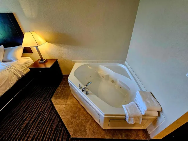 جناح مفردة بسرير كينج بجاكوزي، Cobblestone Inn and Suites Maryville 4/4