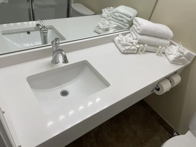 غرفة قياسية بسرير كينج بإطلالة جزئية على البحر، Hampton House Hotel 8/9