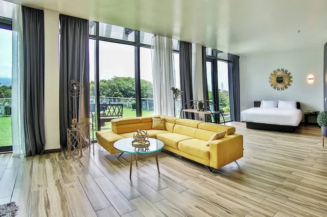 1 Bedroom, Savvy, Suite, King Bed, Terrace، Aloft Ponce 1/2