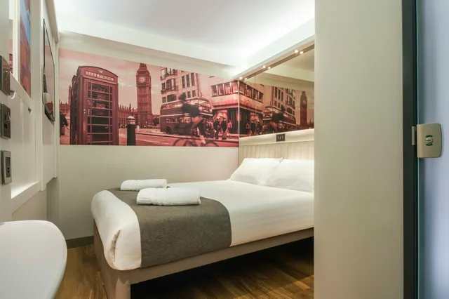 Cozy, Double Bed, No Window، Point A Hotel London Canary Wharf 3/3