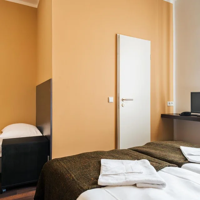Room, Triple, Apple City Hotel 5/10