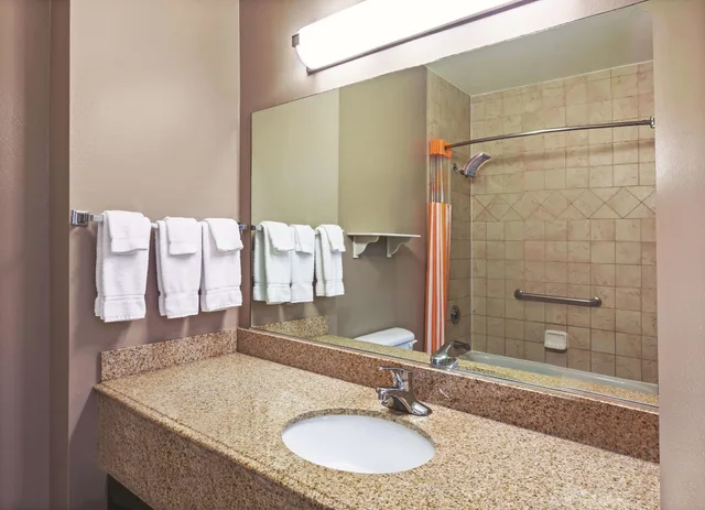 غرفة بسريرين مزدوجين، La Quinta Inn and Suites by Wyndham Granbury 6/6