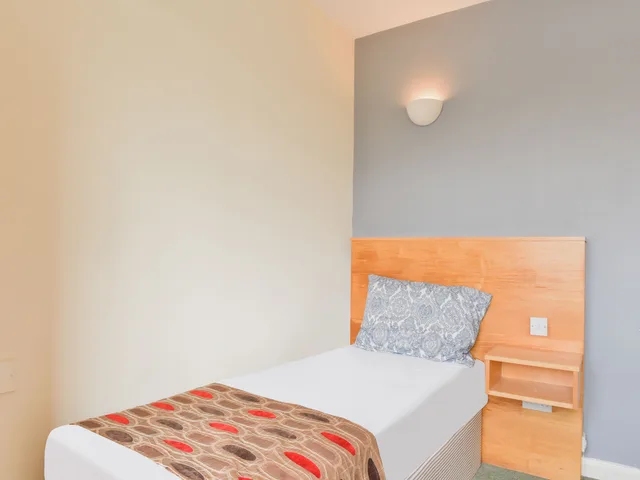 Standard Single Room, OYO Shilton Inn 2/5
