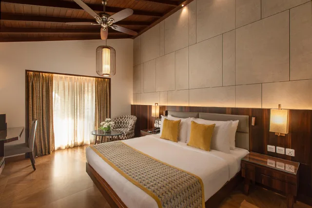 غرفة تنفيذية بسرير كوين بإطلالة على البحر مع دخول الصالة، Kenilworth Resort and Spa Goa 1/1