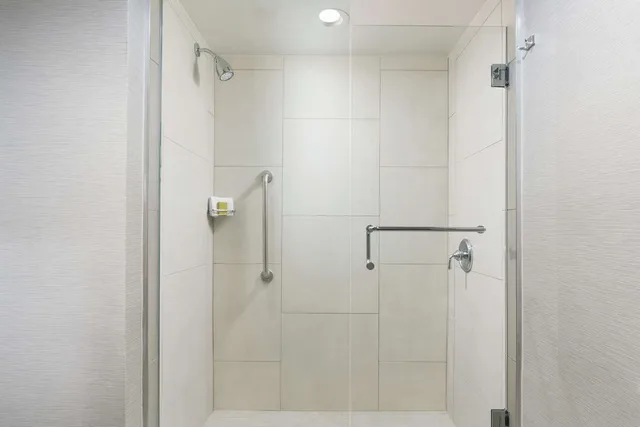 غرفة بريميوم بسرير كينج في طابق مرتفع، Doubletree Hotel Colorado Springs - World Arena Co 2/2