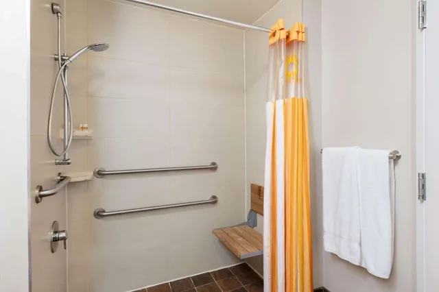 غرفة ديلوكس بسرير مزدوج لذوي الإعاقة، La Quinta Inn & Suites by Wyndham New York City Central Park 6/8