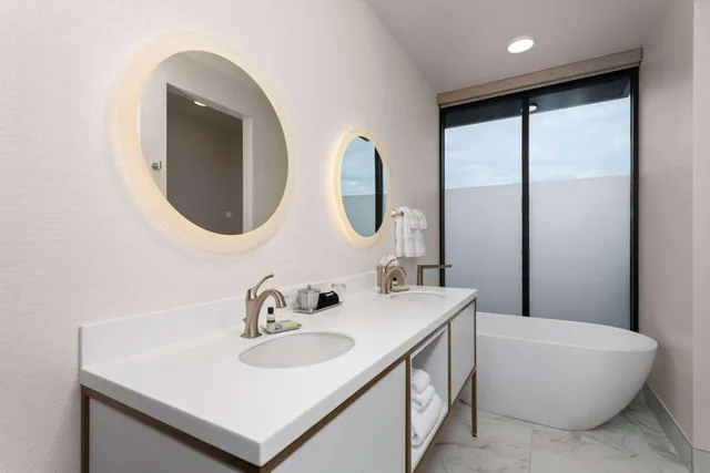 Grand, Penthouse Suite, King Bed، Legacy Hotel Trademark Collection by Wyndham 6/6