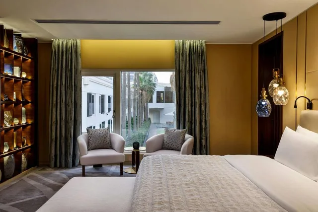 جناح ملكي بسريرين منفصلين وسرير كينج بغرفتي نوم مع دخول صالة النادي، Le Meridien Dubai Hotel and Conference Centre 1/6