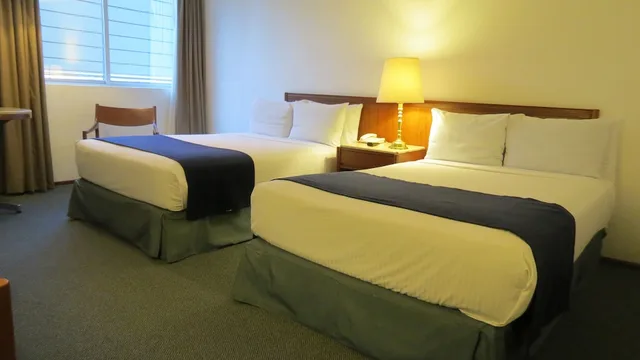 غرفة قياسية بسريرين منفصلين، Bristol Hotel 1/4