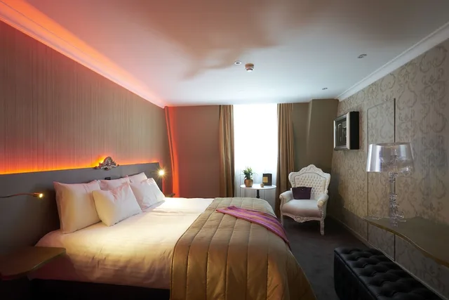 Comfort, Twin Beds, Chateau de Namur 6/10