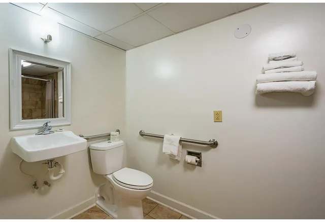 1 King Bed - Mobility Accessible Tub, Nsmk, Motel6 Perry, GA 4/4