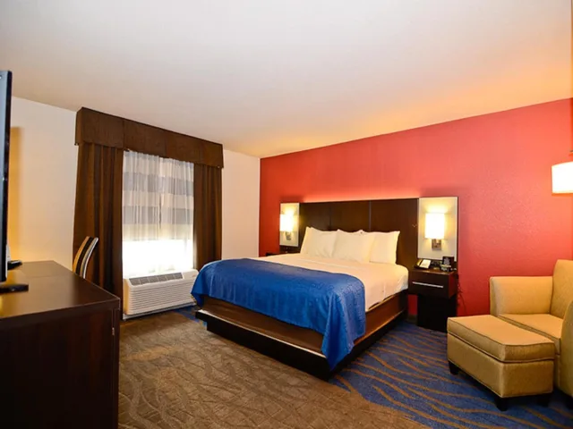 استوديو بسرير كينج، Astoria Hotel and Event Center 1/5