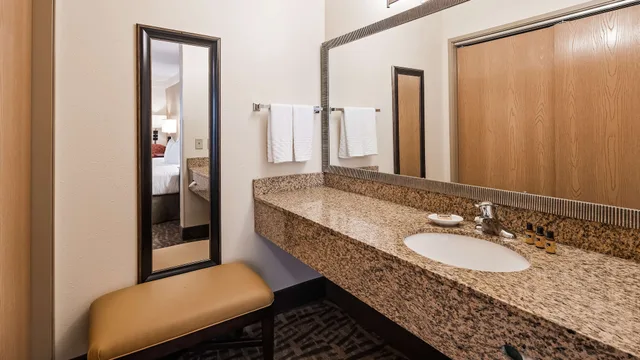 غرفة قياسية بسرير كوين لذوي الإعاقة، Best Western Plus Peoria 4/6