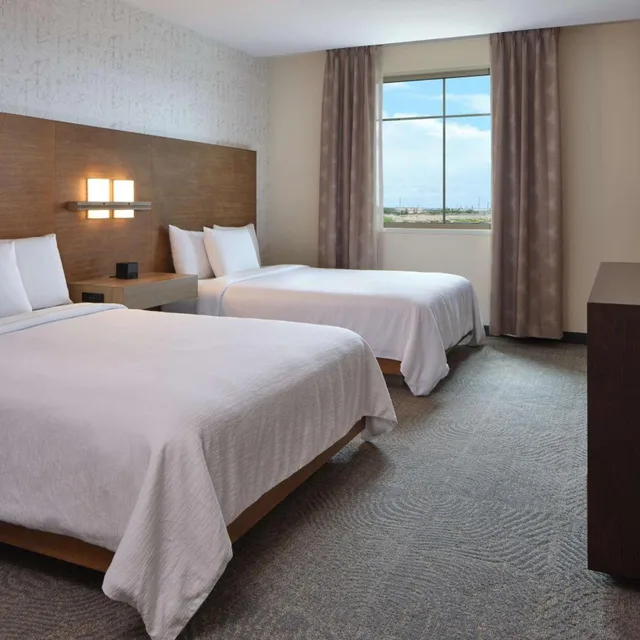 جناح بسريرين كوين بغرفة نوم واحدة مع أريكة، Embassy Suites By Hilton Oahu Kapolei 1/10