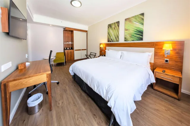 غرفة قياسية بسرير كوين، Doubletree By Hilton Cape Town - Upper Eastside 1/4