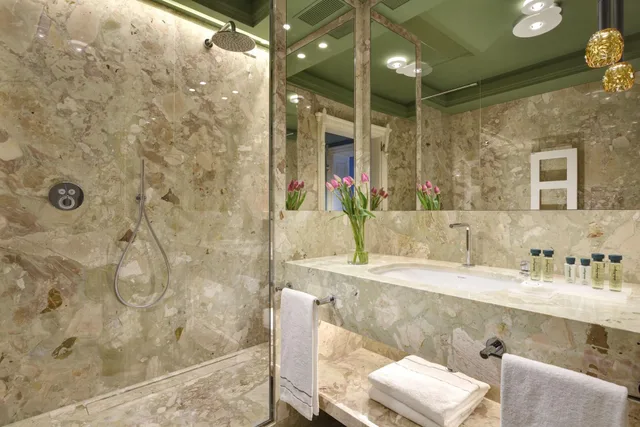 غرفة ديلوكس بإطلالة على البحيرة بشرفة، Villa Cortine Palace Hotel 3/10