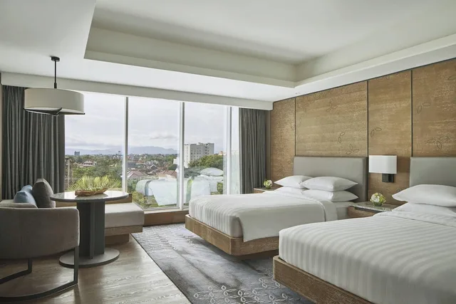 غرفة ديلوكس بسريرين منفصلين بإطلالة على المسبح، YOGYAKARTA MARRIOTT HOTEL 1/4
