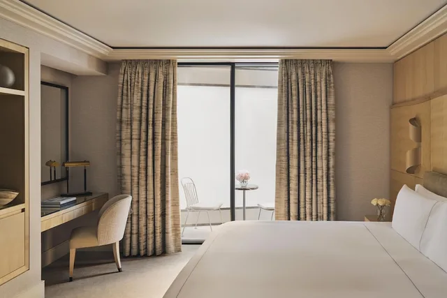 Courtyard, King Bed، THE BERKELEY HOTEL 2/5